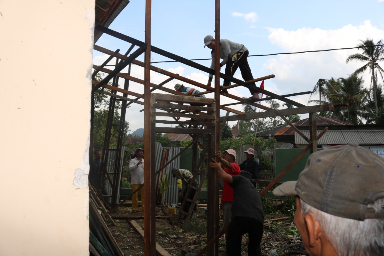 Gotong Royong Tukang Nagari Dalam Pembangunan Kantor Wali Nagari Taram
